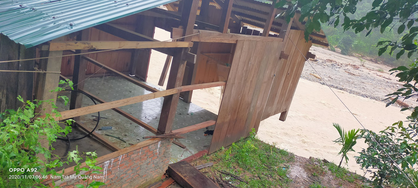 Sạt lở gần như x&oacute;a sổ th&ecirc;m một ng&ocirc;i l&agrave;ng ở Tr&agrave; Leng - Ảnh 2.