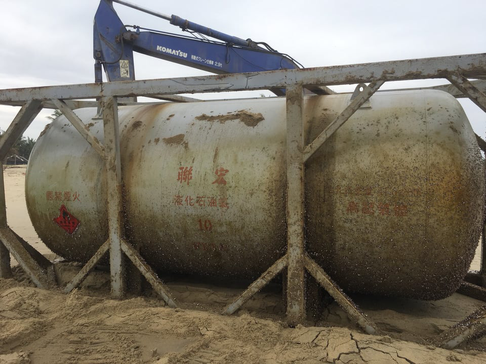Bồn kim loại c&oacute; chữ Trung Quốc tr&ocirc;i dạt v&agrave;o bờ biển Quảng Nam - Ảnh 1.