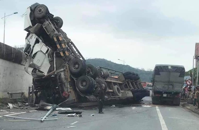 Tai nạn khó tin: Tránh ổ gà, xe container lao từ cầu vượt xuống đường