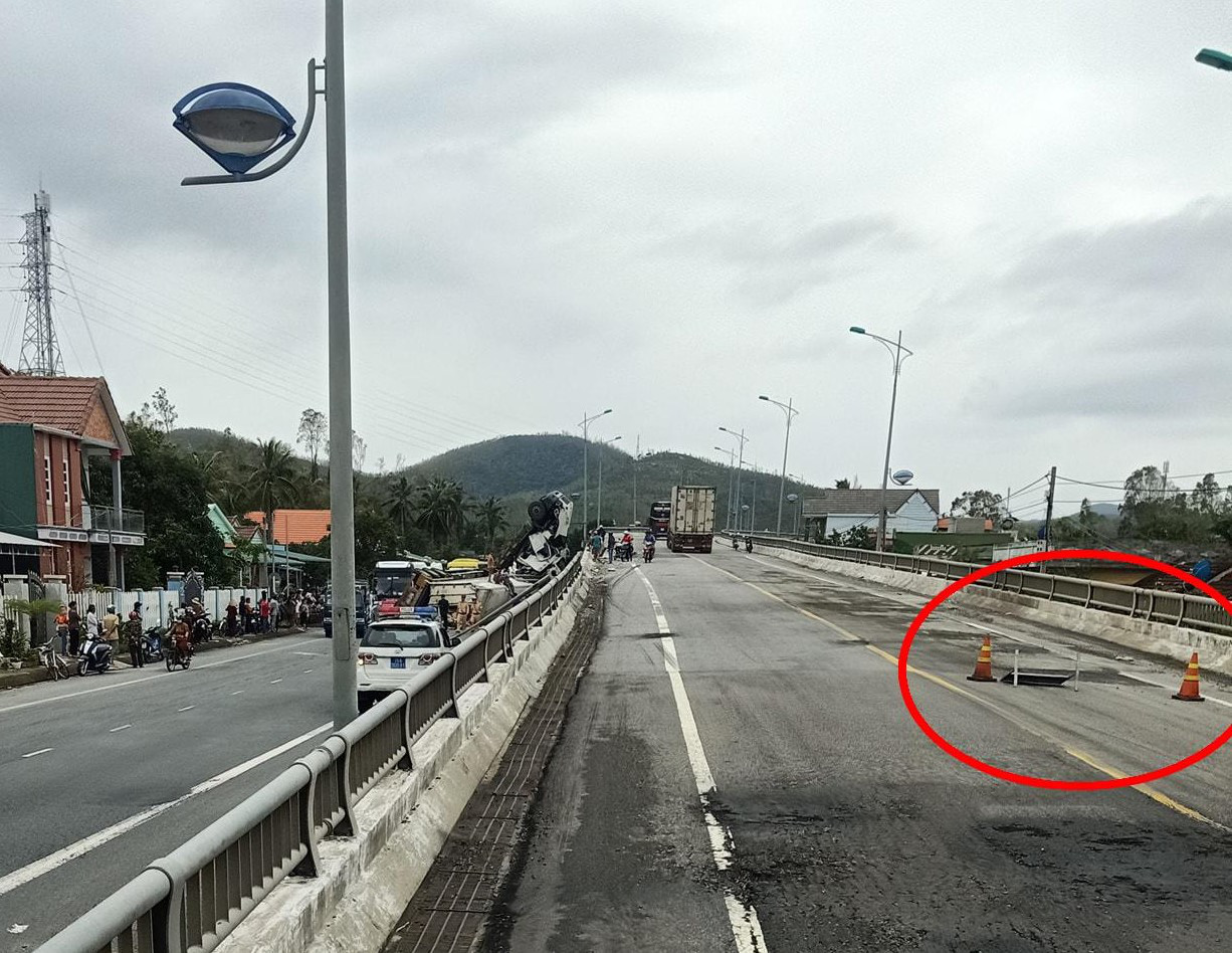 Tai nạn khó tin: Tránh ổ gà, xe container lao từ cầu vượt xuống đường - Ảnh 3.