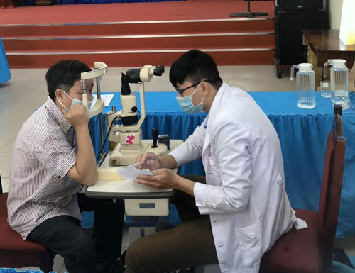 Khám mắt miễn phí cho người lao động