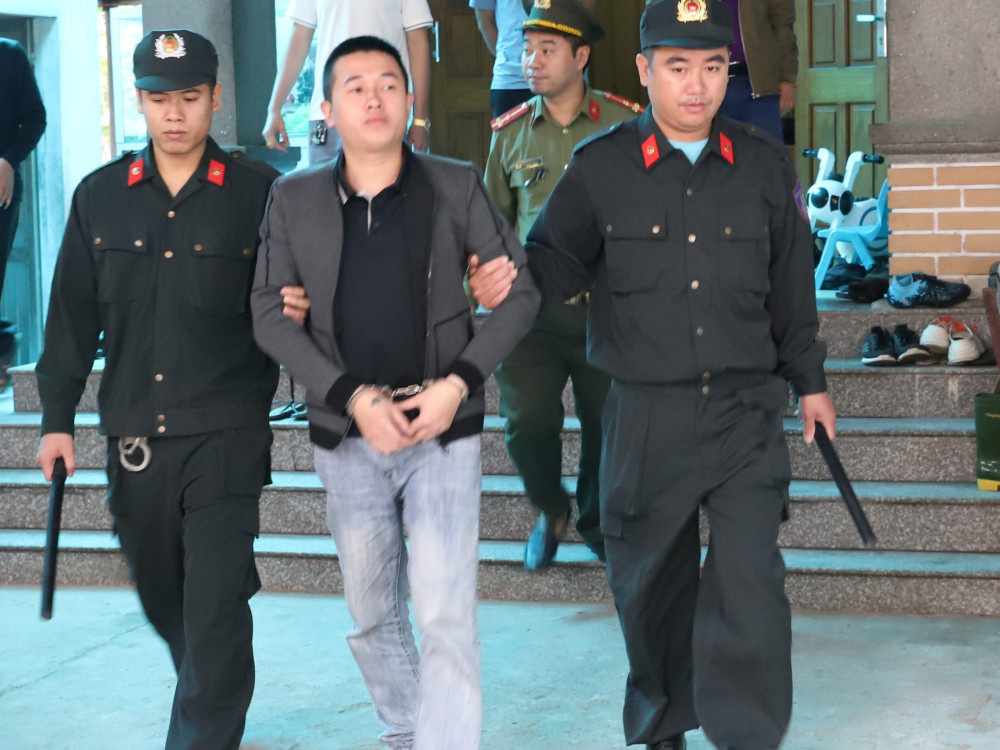 Đến nhà gọi không thấy mở cửa, “đại ca” rút súng quân dụng bắn vào nhà con nợ