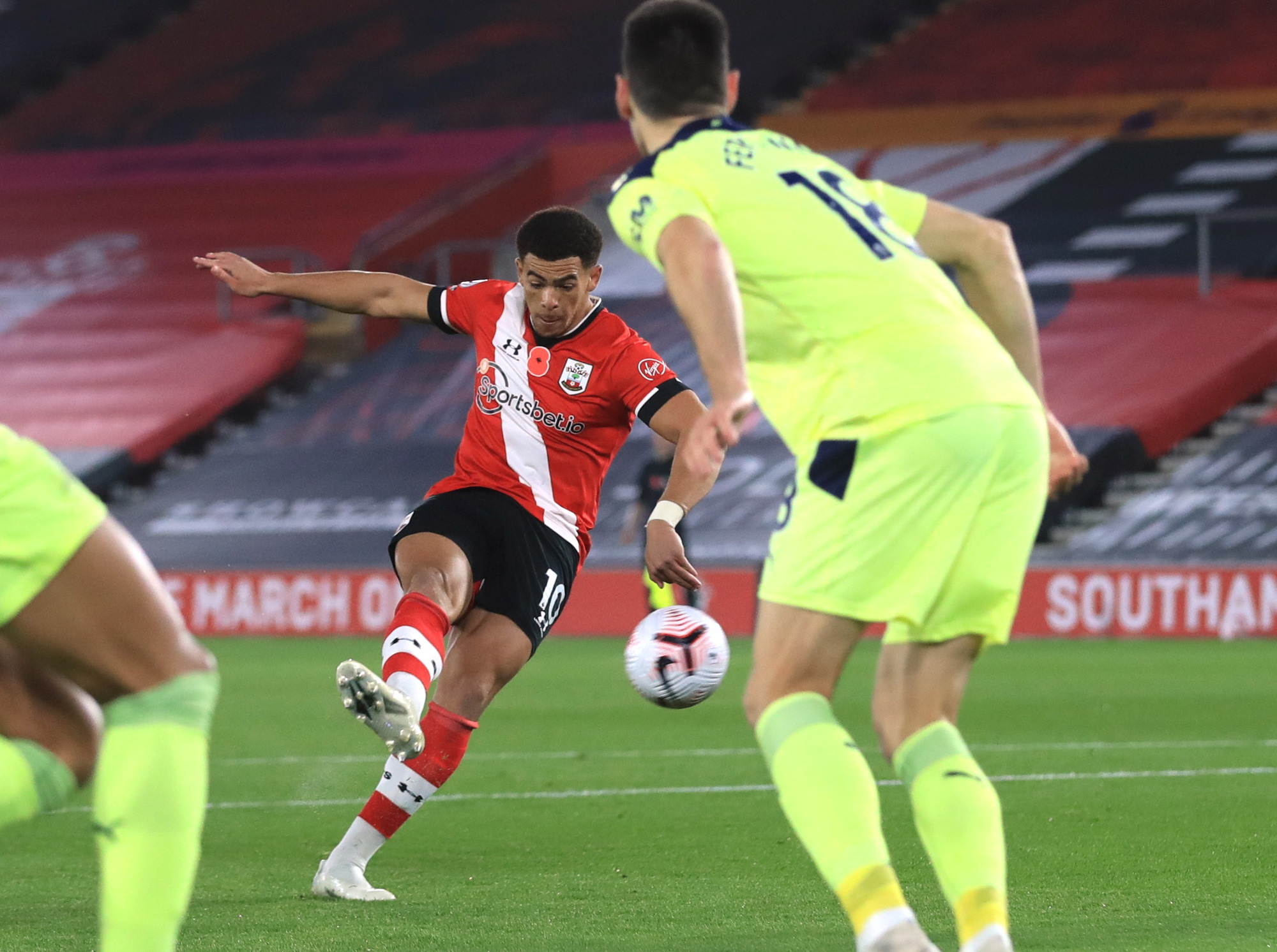 Southampton lập kỳ tích 32 năm, Liverpool mất ngôi đầu Ngoại hạng - Ảnh 3.