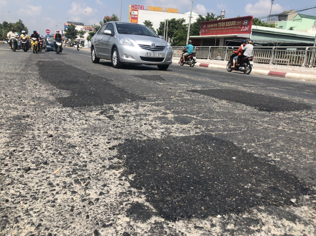 Từ vụ 2 bà cháu bị xe đầu kéo cán tử vong: Cầu Hưng Lợi lổn ngổn ổ gà - Ảnh 7.