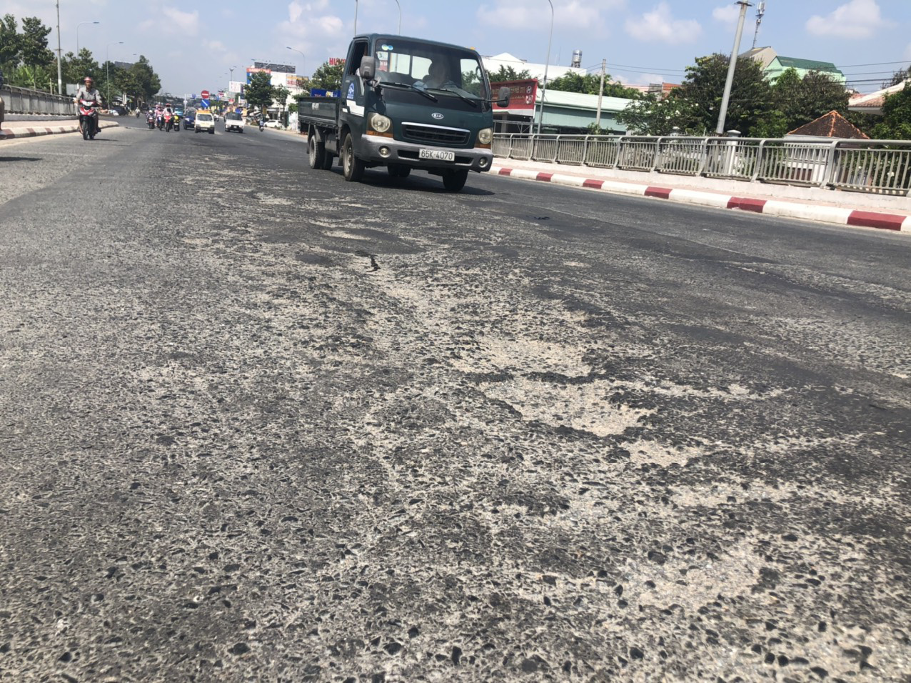 Từ vụ 2 bà cháu bị xe đầu kéo cán tử vong: Cầu Hưng Lợi lổn ngổn ổ gà - Ảnh 2.