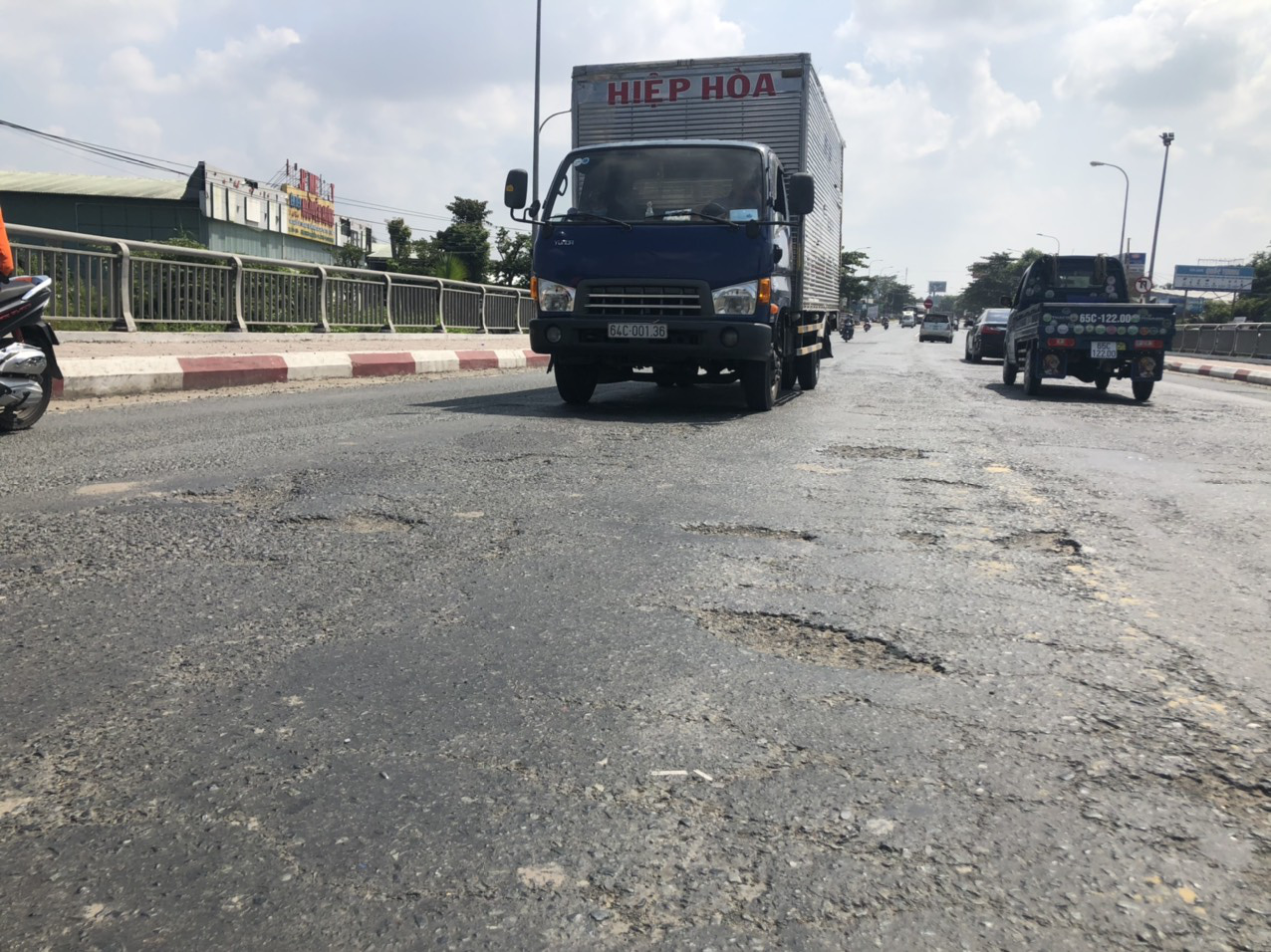 Từ vụ 2 bà cháu bị xe đầu kéo cán tử vong: Cầu Hưng Lợi lổn ngổn ổ gà - Ảnh 5.
