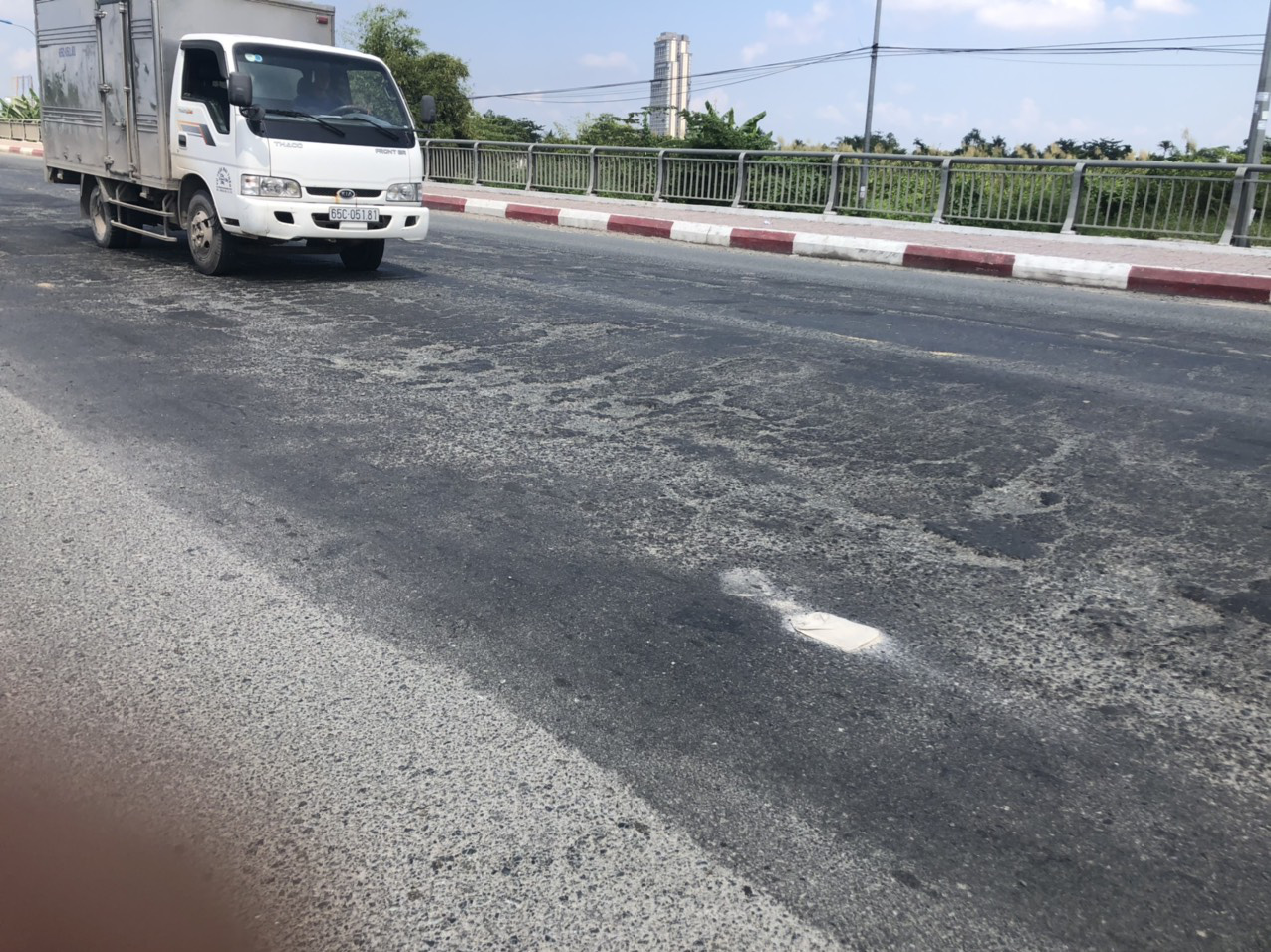 Từ vụ 2 bà cháu bị xe đầu kéo cán tử vong: Cầu Hưng Lợi lổn ngổn ổ gà - Ảnh 6.