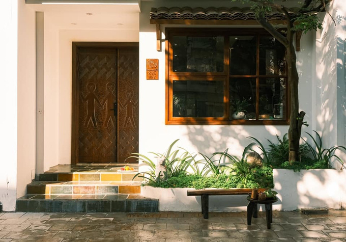 &Ocirc;ng chồng lấy gỗ ch&aacute;y l&agrave;m nh&agrave; cho vợ con - Ảnh 1.
