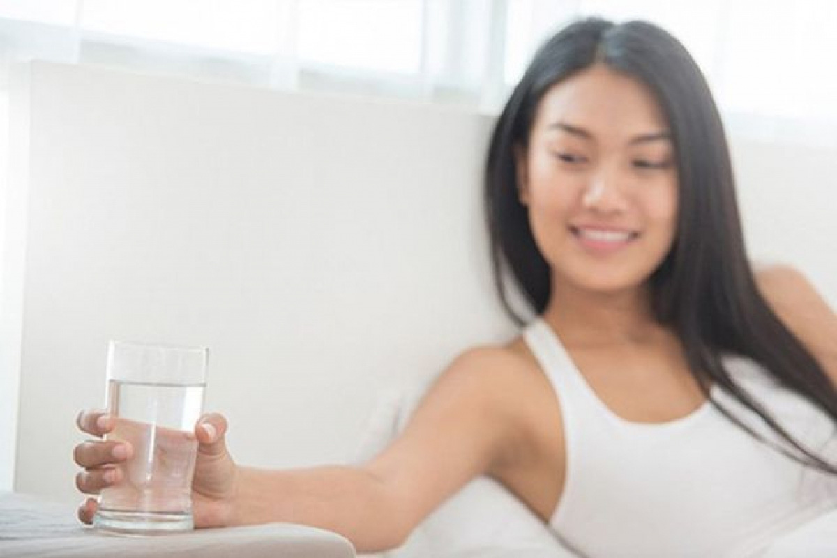 Lợi &iacute;ch tuyệt vời khi uống nước v&agrave;o buổi s&aacute;ng khi ngủ dậy - Ảnh 1.