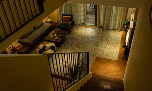 &Ocirc;ng chồng lấy gỗ ch&aacute;y l&agrave;m nh&agrave; cho vợ con - Ảnh 14.