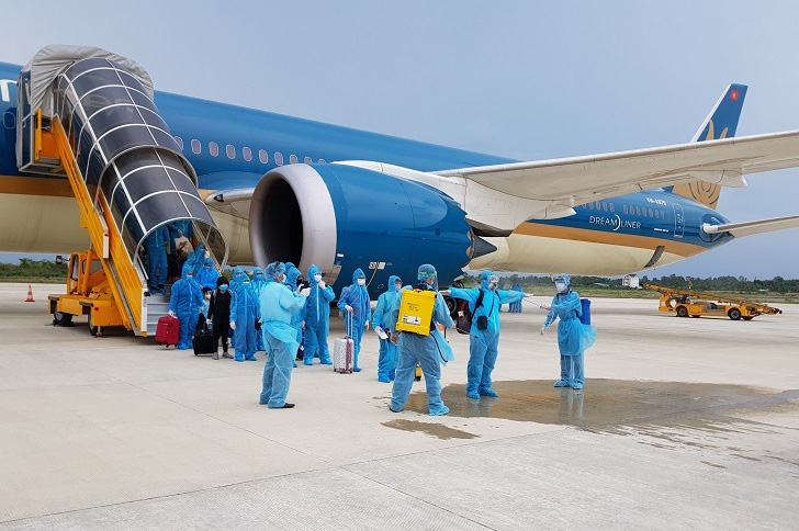 Hơn 240 công dân Việt Nam từ Singapore về nước - Ảnh 1.