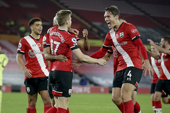Southampton lập kỳ tích 32 năm, Liverpool mất ngôi đầu Ngoại hạng - Ảnh 1.