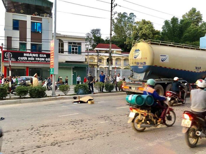 Tài xế xe bồn bỏ đi sau khi cán nam sinh lớp 10 tử vong