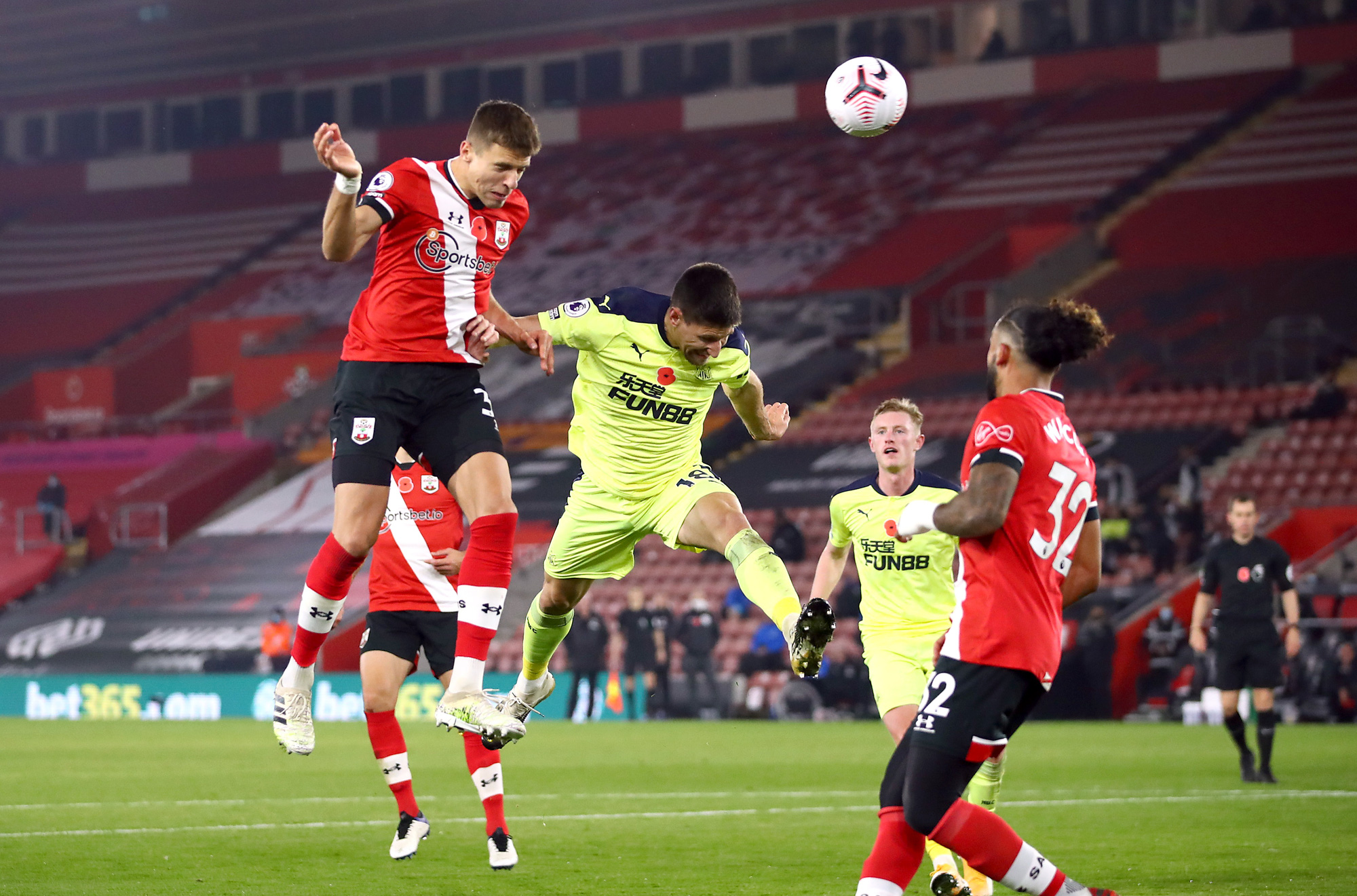 Southampton lập kỳ tích 32 năm, Liverpool mất ngôi đầu Ngoại hạng - Ảnh 2.