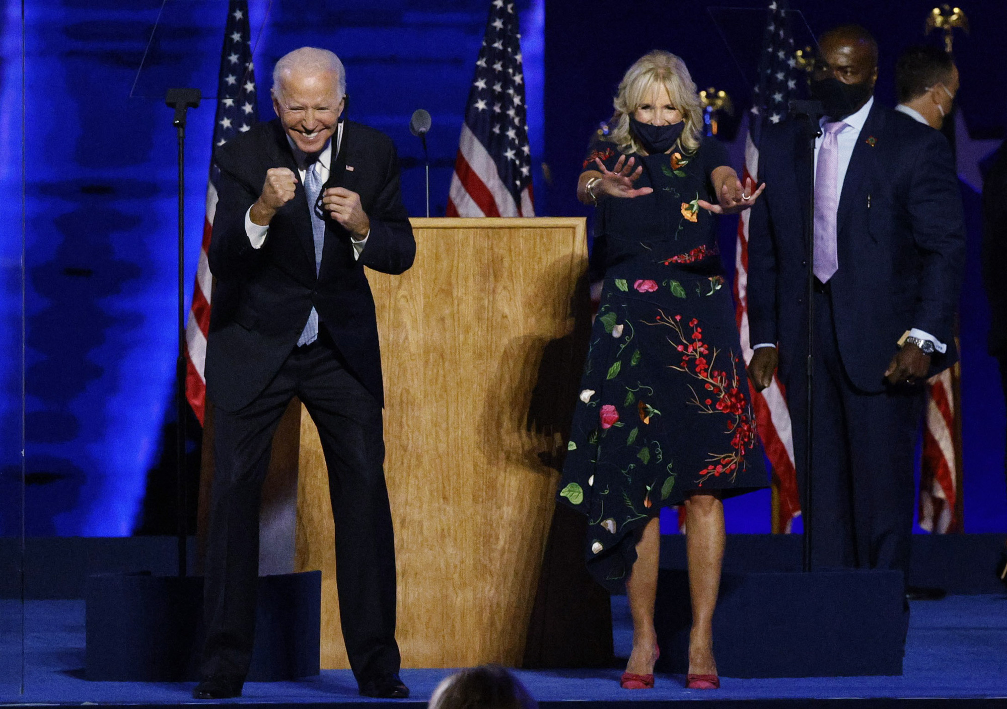 Nh&igrave;n vợ, tim &ocirc;ng Biden vẫn lỗi một nhịp! - Ảnh 2.
