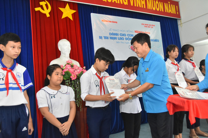 Học bổng Báo Người Lao Động đến với học sinh nghèo, học giỏi Bến Tre