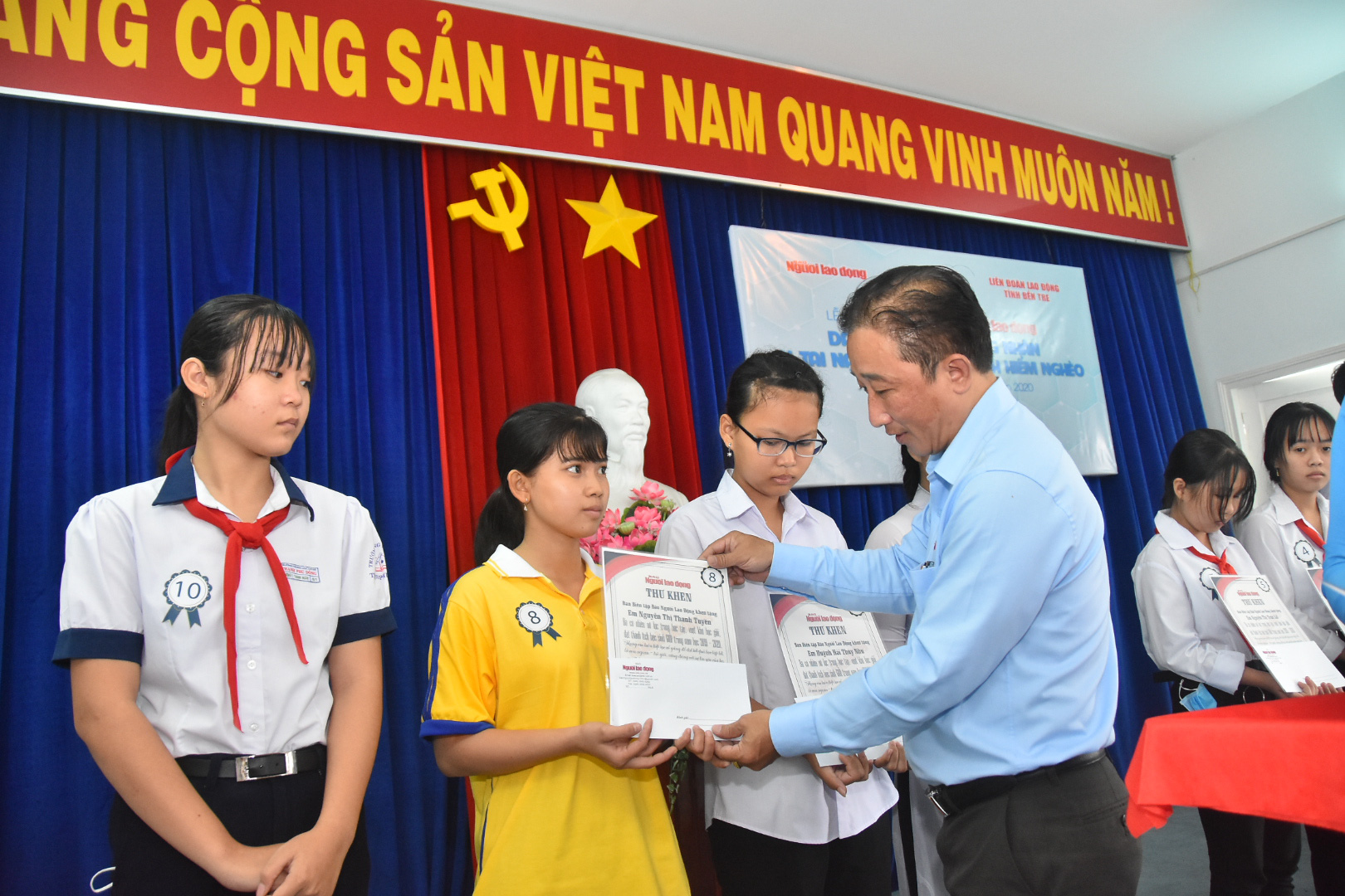 Học bổng Báo Người Lao Động đến với học sinh nghèo, học giỏi Bến Tre - Ảnh 1.