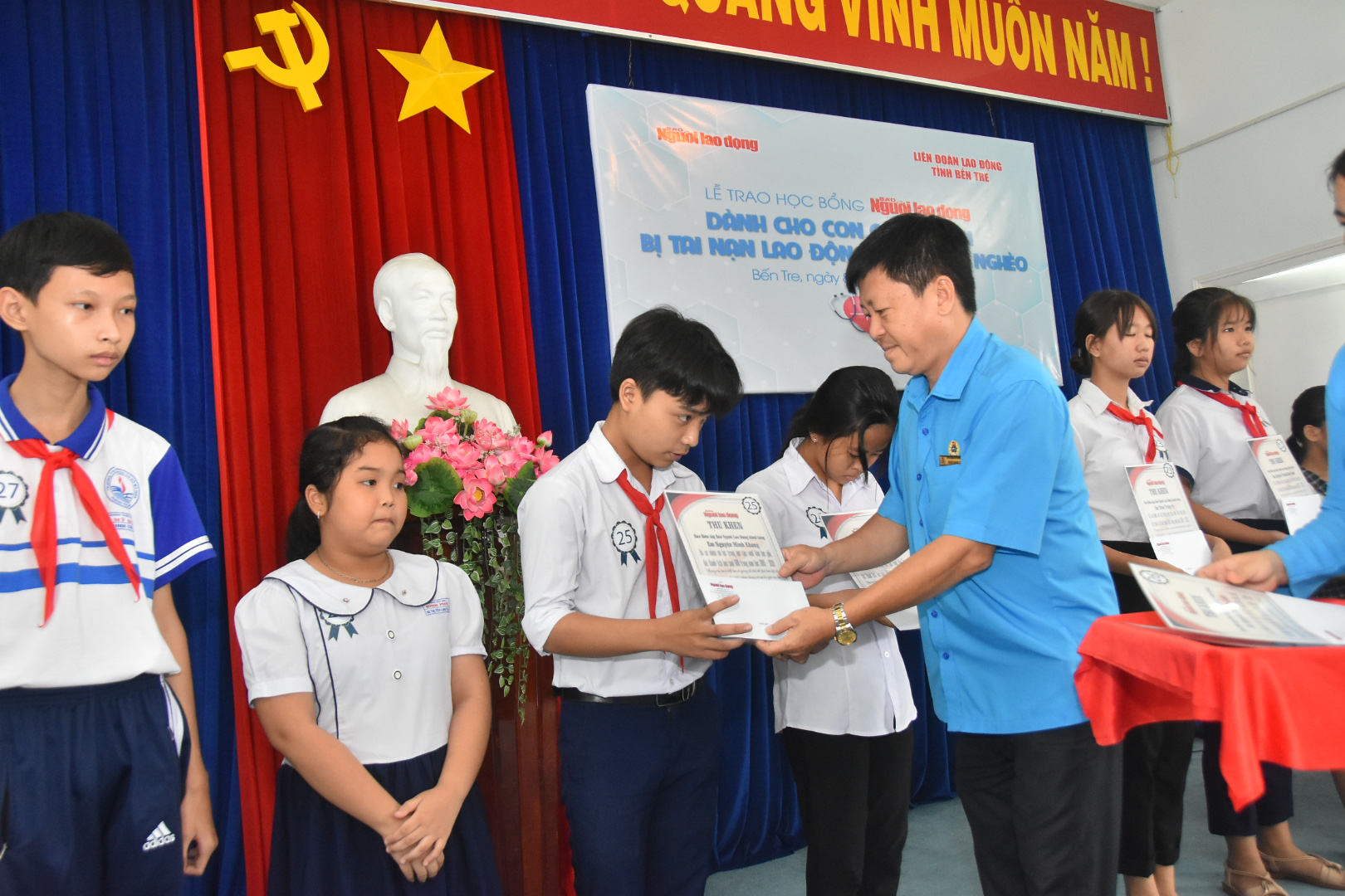 Học bổng Báo Người Lao Động đến với học sinh nghèo, học giỏi Bến Tre - Ảnh 5.