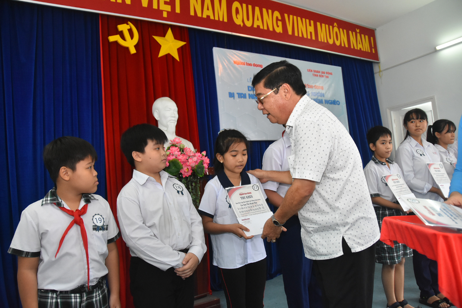 Học bổng Báo Người Lao Động đến với học sinh nghèo, học giỏi Bến Tre - Ảnh 8.