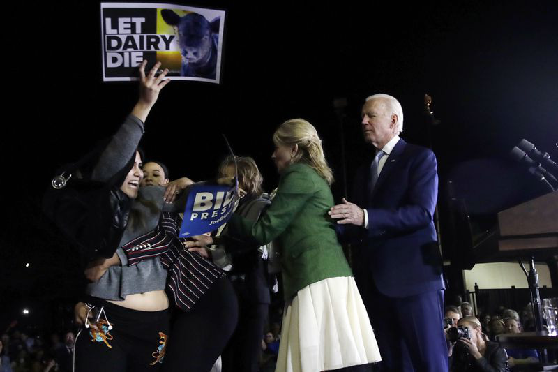 Có người lao tới ông Biden, bà Jill lập tức chắn trước mặt chồng!