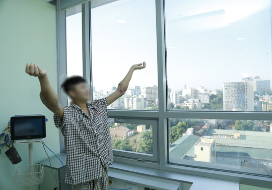 Thanh niên được ghép 2 tay và 5 người ghép tạng từ người hiến chết não - Ảnh 2.