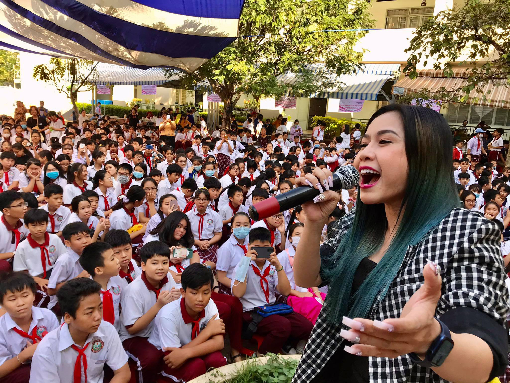 Nghệ sĩ Linh T&acirc;m g&acirc;y quỹ v&igrave; người ngh&egrave;o v&agrave; học bổng hiếu học - Ảnh 4.