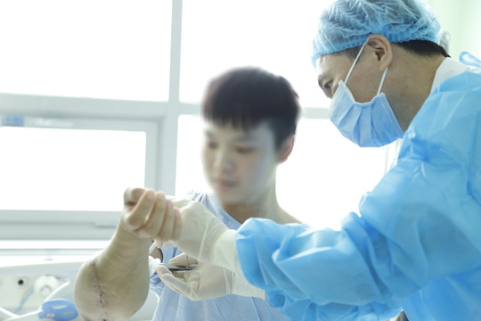 Thanh niên được ghép 2 tay và 5 người ghép tạng từ người hiến chết não - Ảnh 3.