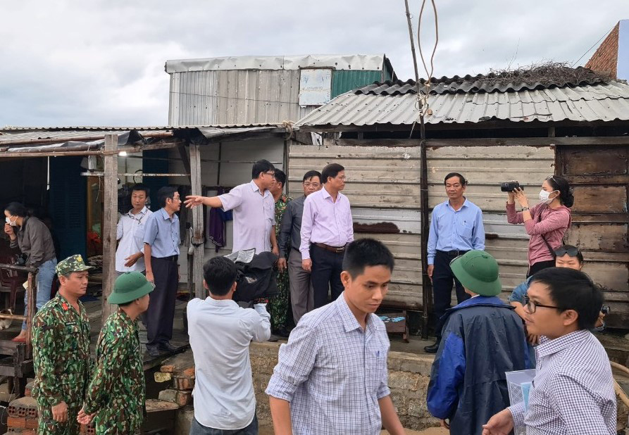 Khẩn trương ứng phó bão số 12