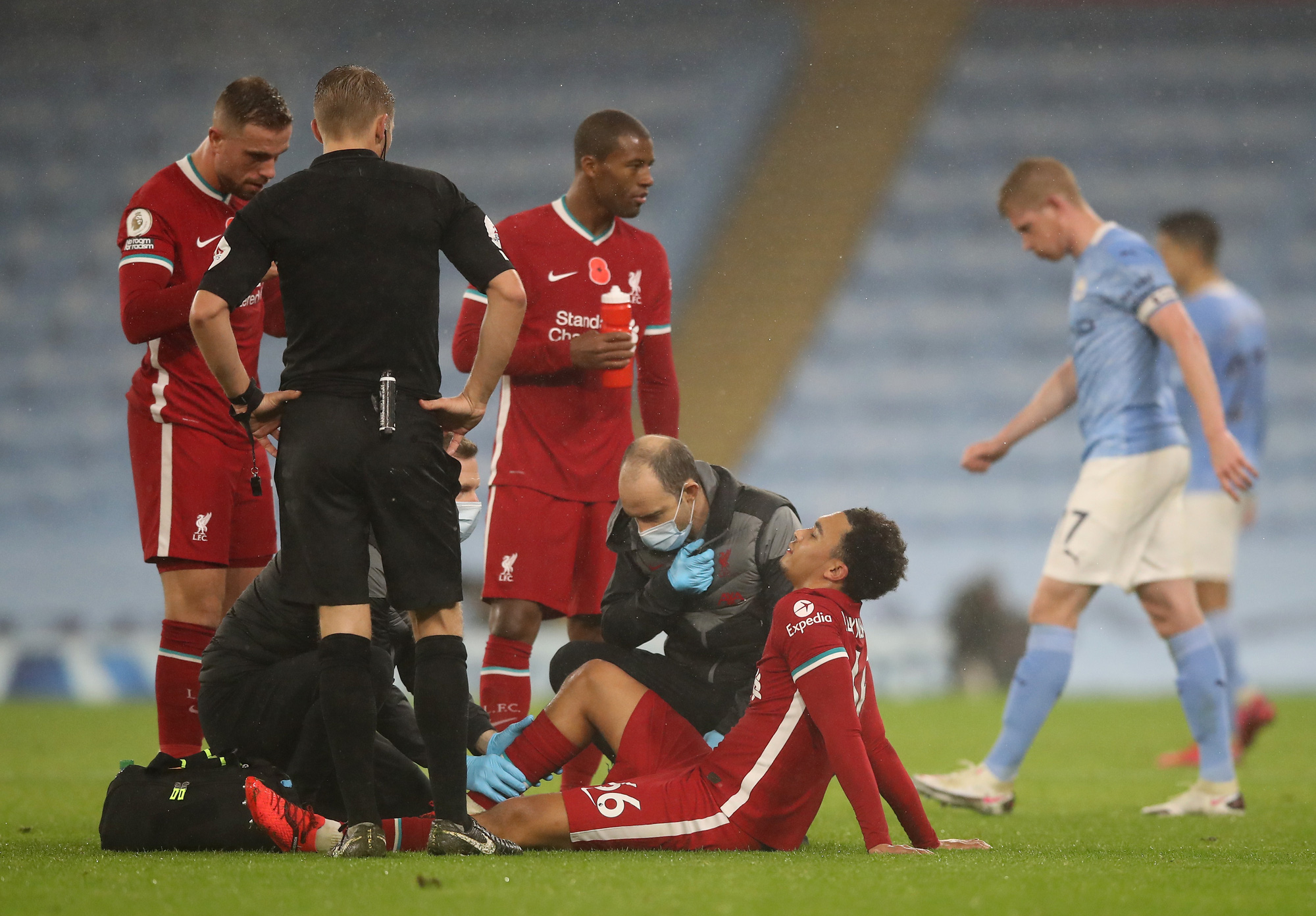 Man City mất điểm đại chiến, Liverpool văng ng&ocirc;i đầu Ngoại hạng - Ảnh 7.