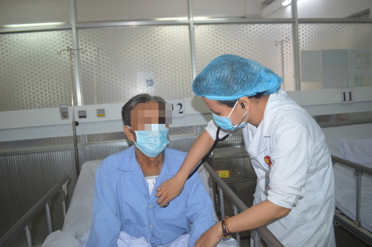 Cụ ông suýt mất mạng vì hút thuốc lá nhiều năm