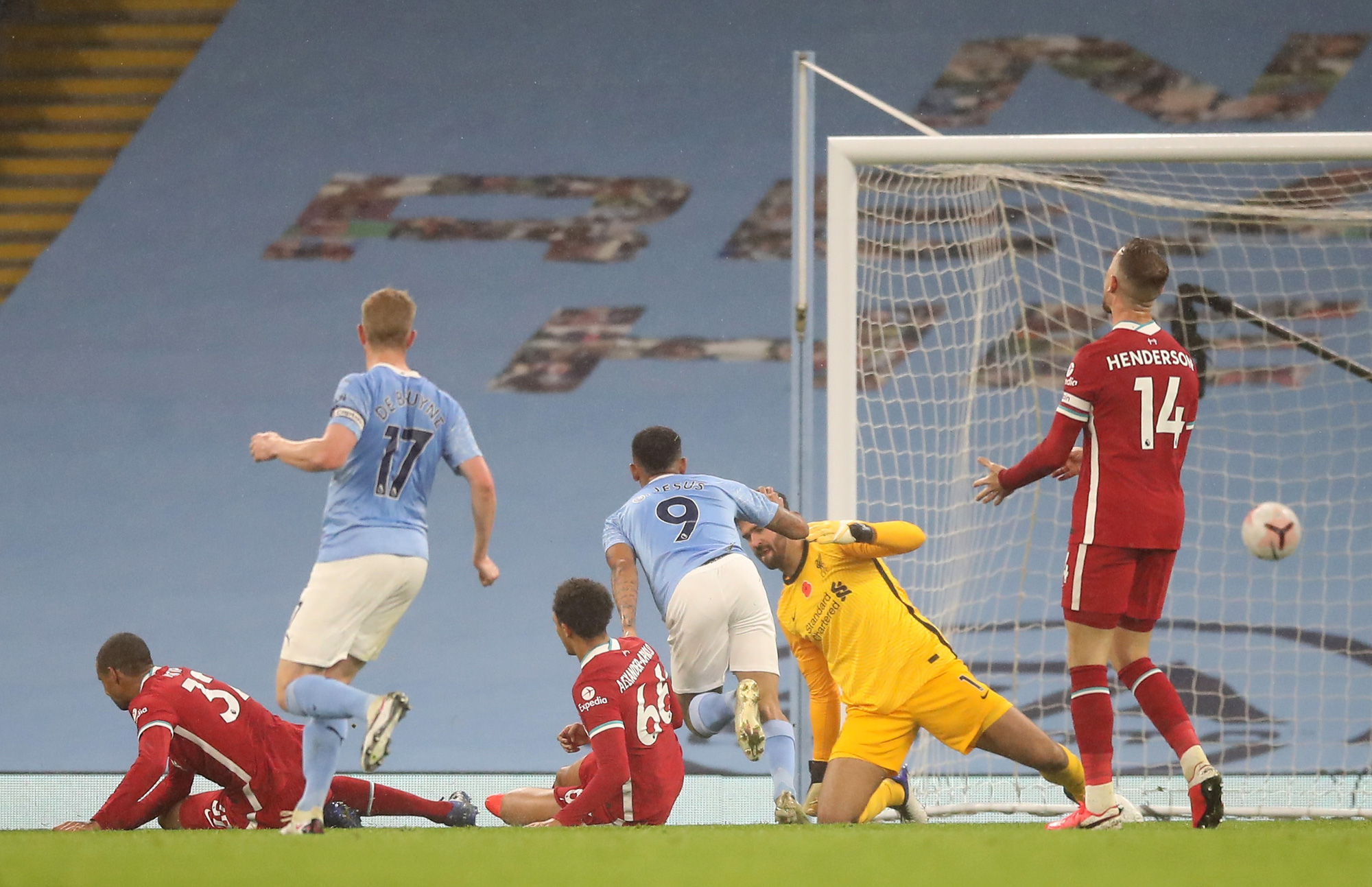 Man City mất điểm đại chiến, Liverpool văng ng&ocirc;i đầu Ngoại hạng - Ảnh 1.