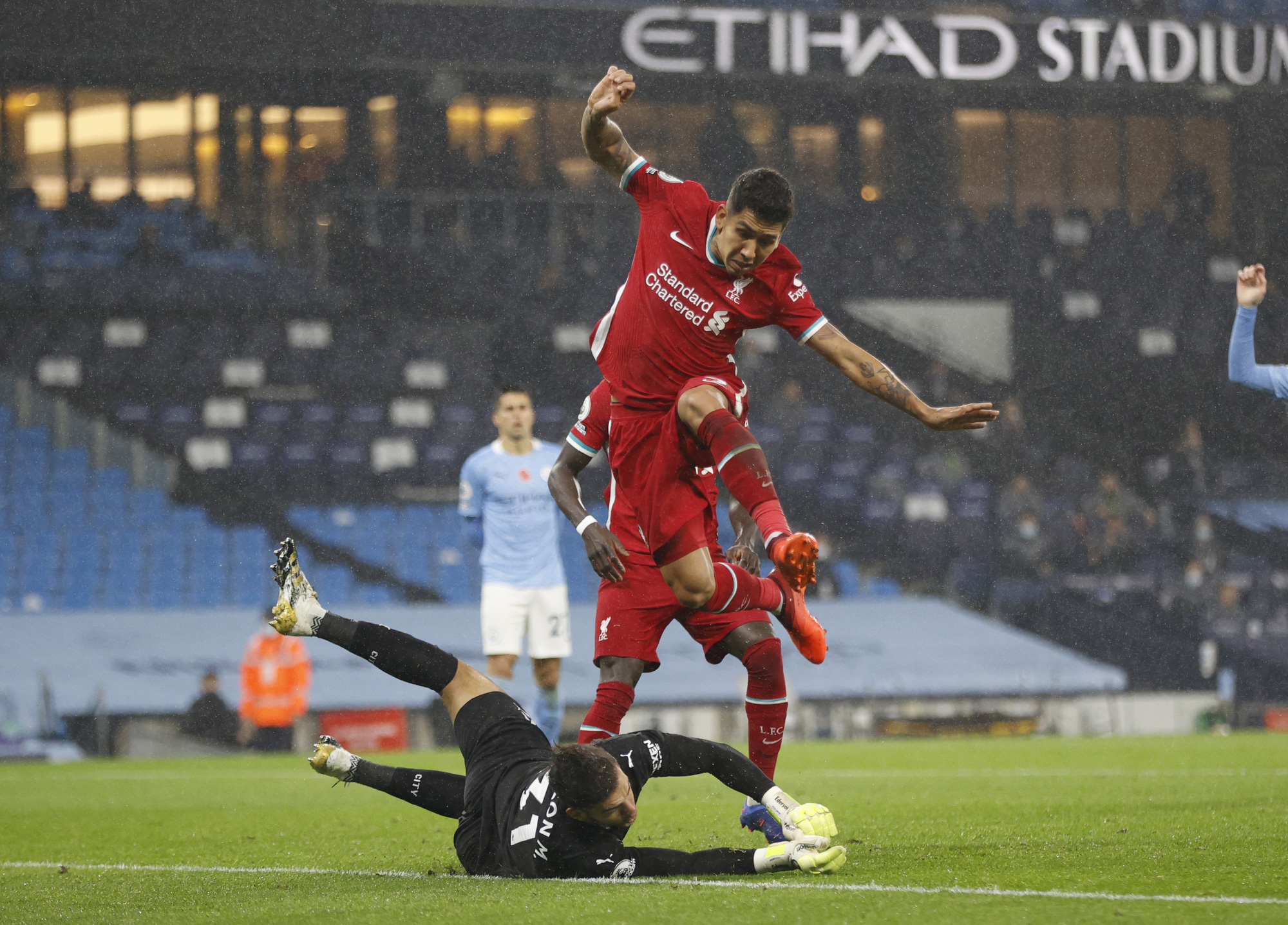 Man City mất điểm trận đại chiến, Liverpool văng ngôi đầu Ngoại hạng Anh