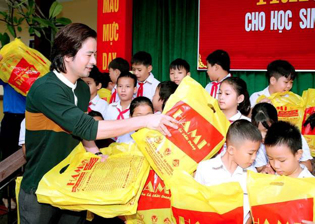 Diễn vi&ecirc;n Đo&agrave;n Minh T&agrave;i  trao tiền, qu&agrave; cứu trợ người d&acirc;n miền Trung - Ảnh 1.