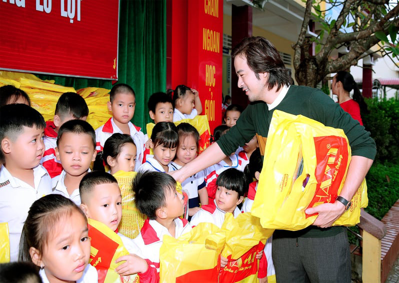 Diễn vi&ecirc;n Đo&agrave;n Minh T&agrave;i  trao tiền, qu&agrave; cứu trợ người d&acirc;n miền Trung - Ảnh 2.