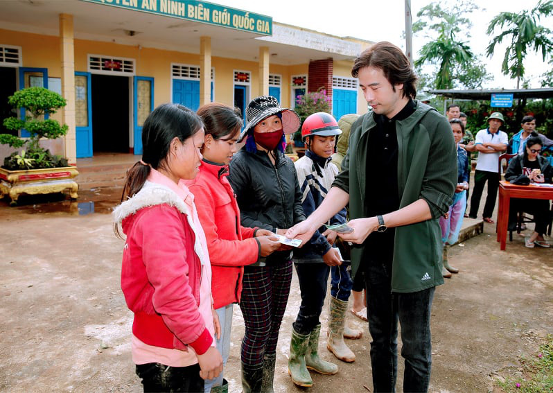 Diễn vi&ecirc;n Đo&agrave;n Minh T&agrave;i  trao tiền, qu&agrave; cứu trợ người d&acirc;n miền Trung - Ảnh 5.