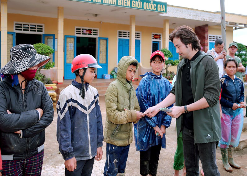 Diễn vi&ecirc;n Đo&agrave;n Minh T&agrave;i  trao tiền, qu&agrave; cứu trợ người d&acirc;n miền Trung - Ảnh 6.