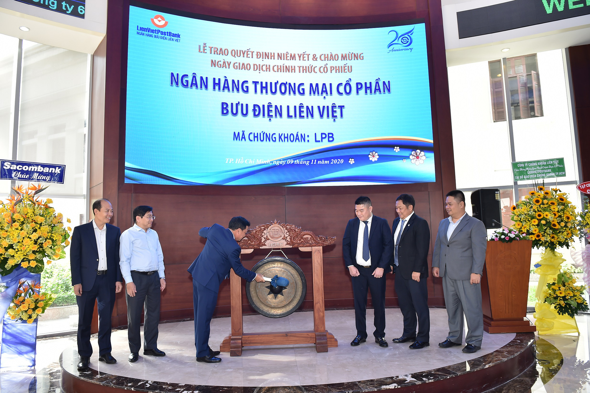 Cổ phiếu LPB của LienVietPostBank chính thức chào sàn HOSE - Ảnh 1.