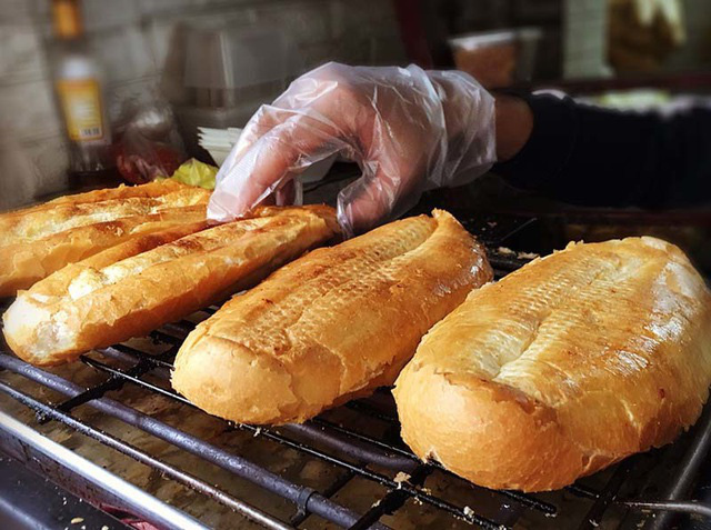 Quán bánh mì nướng muối ớt: Ngày bán 500 chiếc, xếp hàng chờ mua