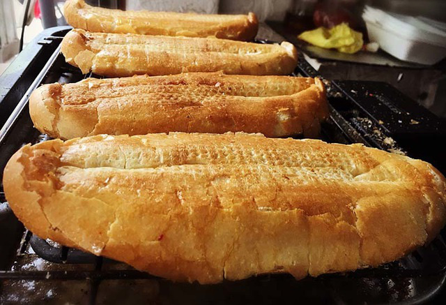 Quán bánh mì nướng muối ớt: Ngày bán 500 chiếc, xếp hàng chờ mua - Ảnh 2.