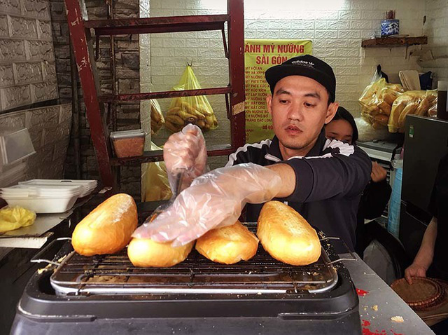 Quán bánh mì nướng muối ớt: Ngày bán 500 chiếc, xếp hàng chờ mua - Ảnh 5.