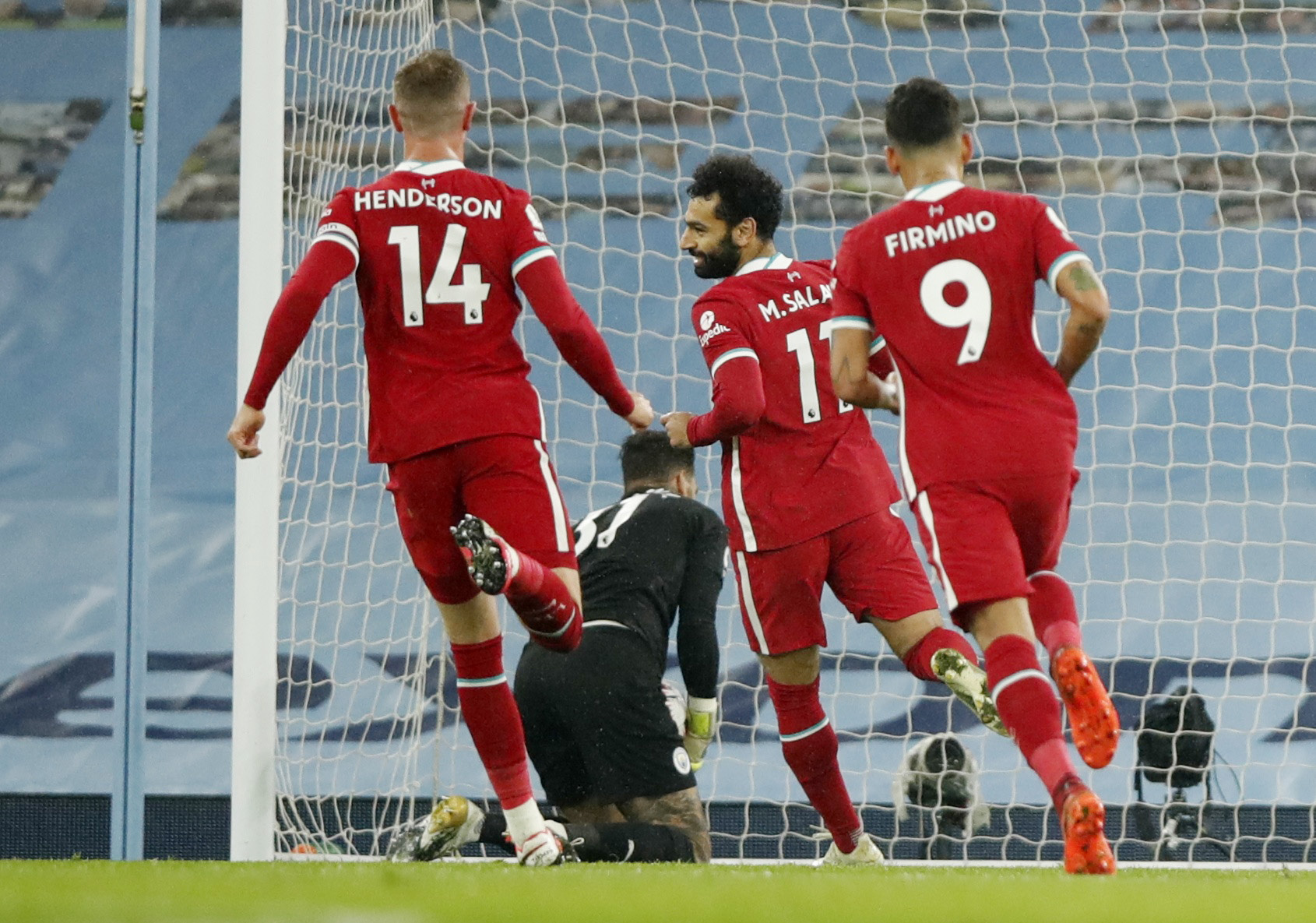 Man City mất điểm đại chiến, Liverpool văng ng&ocirc;i đầu Ngoại hạng - Ảnh 3.