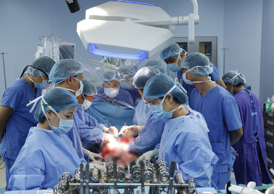Thanh niên được ghép 2 tay và 5 người ghép tạng từ người hiến chết não - Ảnh 7.