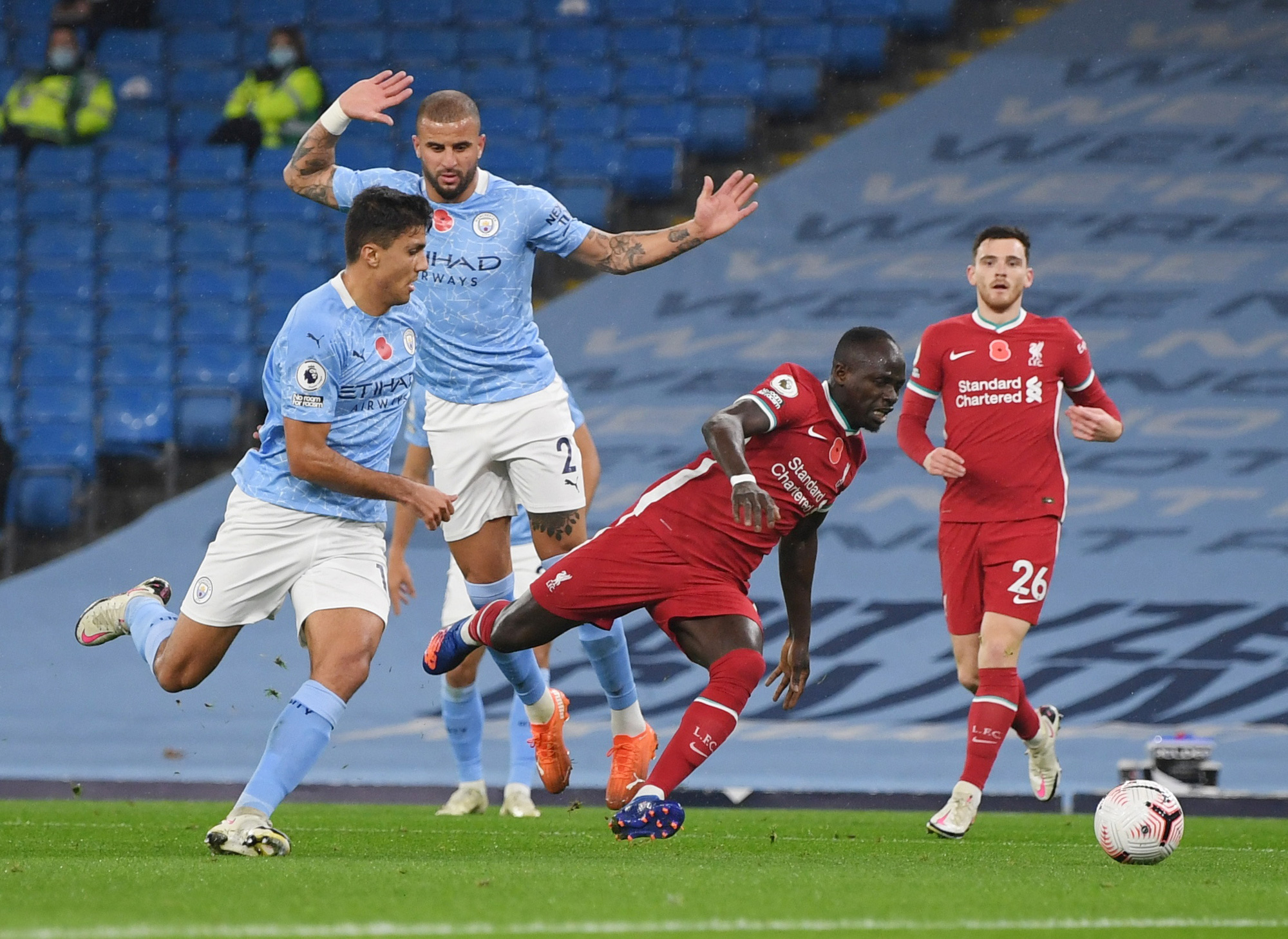 Man City mất điểm đại chiến, Liverpool văng ng&ocirc;i đầu Ngoại hạng - Ảnh 2.