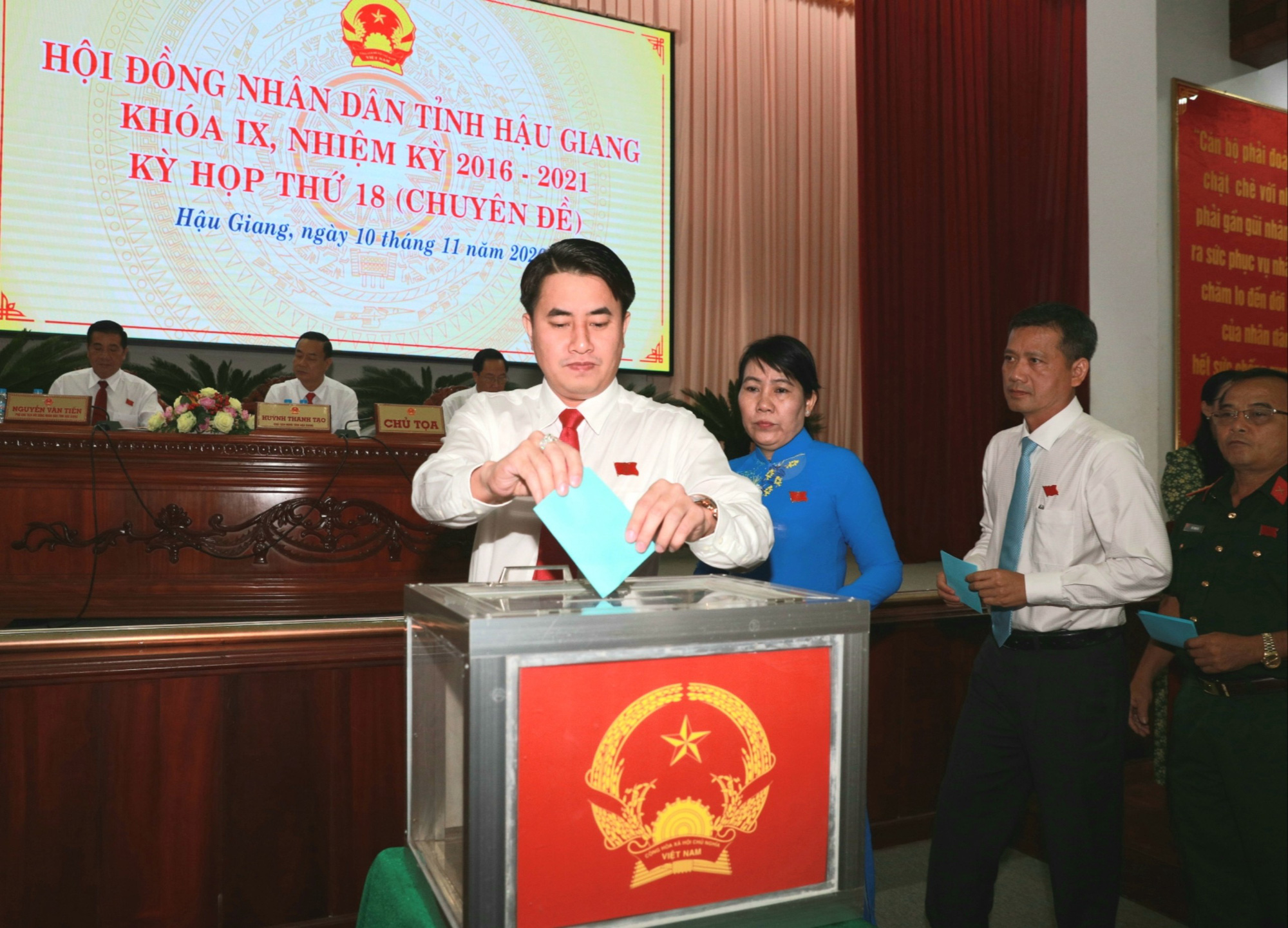 Ch&acirc;n dung t&acirc;n Chủ tịch UBND tỉnh Hậu Giang - Ảnh 1.