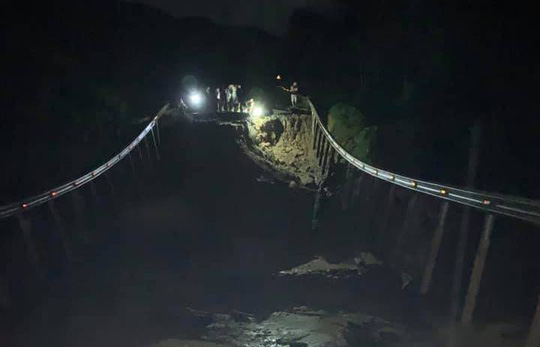 Quốc lộ 26 tiếp tục sạt lở 50m, sâu 10m, chia cắt tuyến huyết mạch Đắk Lắk - Khánh Hòa