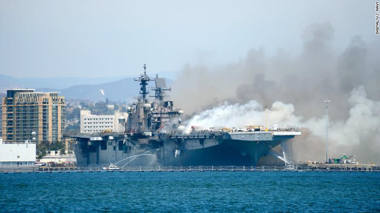 Hải quân Mỹ mất 30 triệu USD "xuống xác" tàu chiến USS Bonhomme Richard