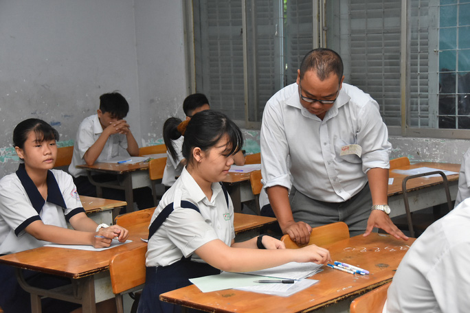 Thống nhất xoá bỏ chứng chỉ ngoại ngữ, tin học cho giáo viên - Ảnh 1.
