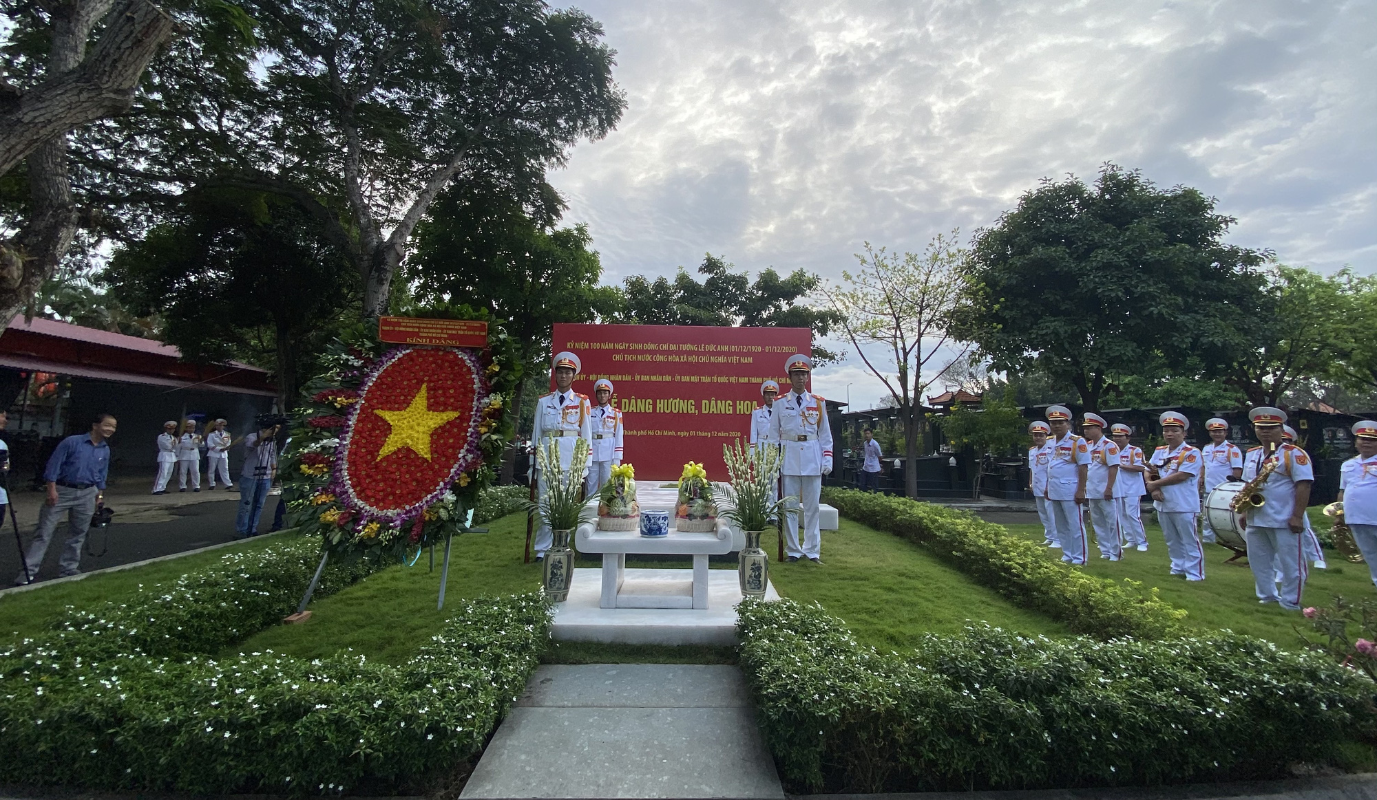 L&atilde;nh đạo TP HCM d&acirc;ng hương, d&acirc;ng hoa cố Chủ tịch nước L&ecirc; Đức Anh - Ảnh 1.