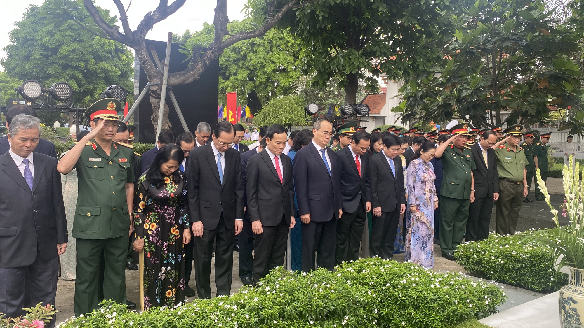 L&atilde;nh đạo TP HCM d&acirc;ng hương, d&acirc;ng hoa cố Chủ tịch nước L&ecirc; Đức Anh - Ảnh 3.