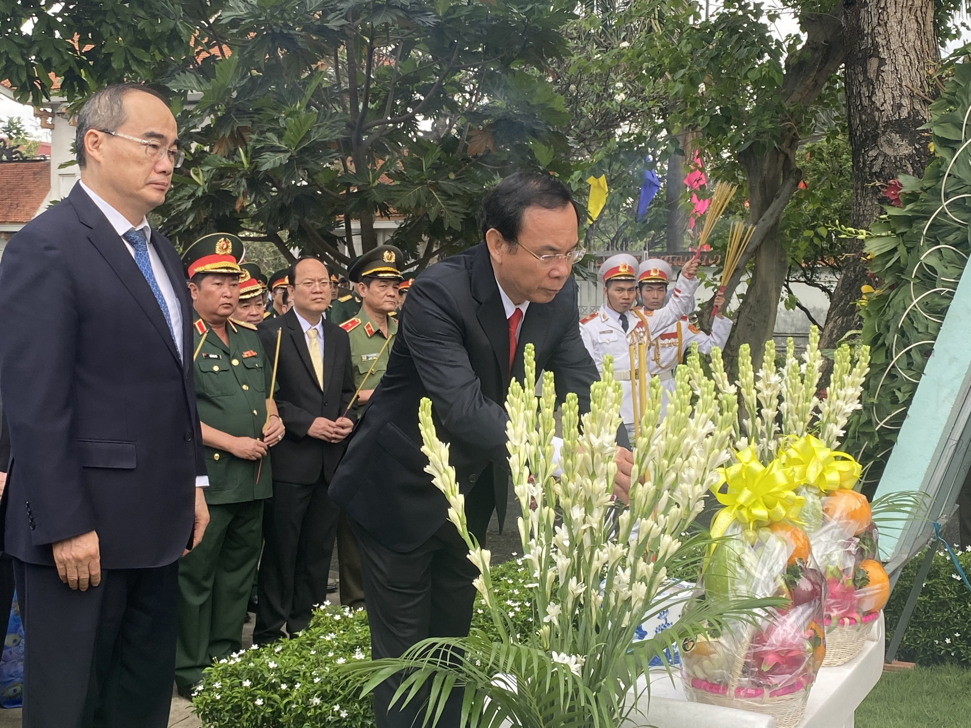 L&atilde;nh đạo TP HCM d&acirc;ng hương, d&acirc;ng hoa cố Chủ tịch nước L&ecirc; Đức Anh - Ảnh 4.